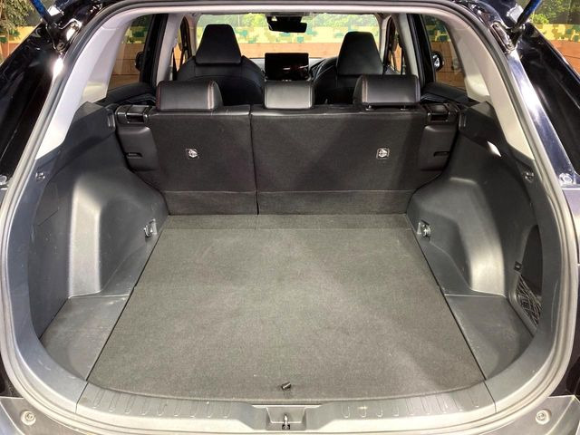 ���i�̂���������ʋ΁A���}���ɏ\���ȉ׎��X�y�[�X���m�ۂ��Ă���܂��B�Z�J���h�V�[�g��|���ƁA�傫�ȉו��̐ύڂ��\�ł���