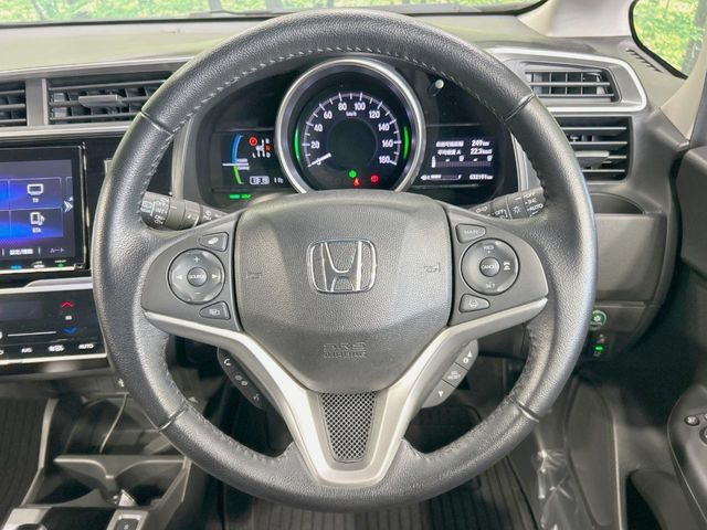 �C���e���A�ɍ��킹���f�U�C���̃X�e�A�����O�́A�^�]�������̂��Ƃ��l���A�^�]���₷���`��A�傫���ł��B�����x�A���ۂɐG���Ă��m���߂��������B