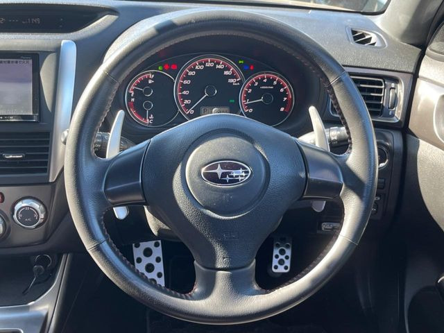 �y�����v�����X�e�A�����O�z�㎿�Ȋv���g�p���邱�ƂŁA��ɂ����������݂ƂĂ��^�]���₷���n���h���ł���