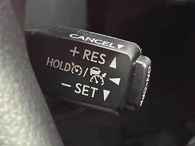 【レーダークルーズコントロール】高速道路での長距離走行が楽に!!自動で速度を保つクルーズコントロールが、衝突軽減システムと連携し、前方の車両を感知して車間を保つように速度調節してくれます!!