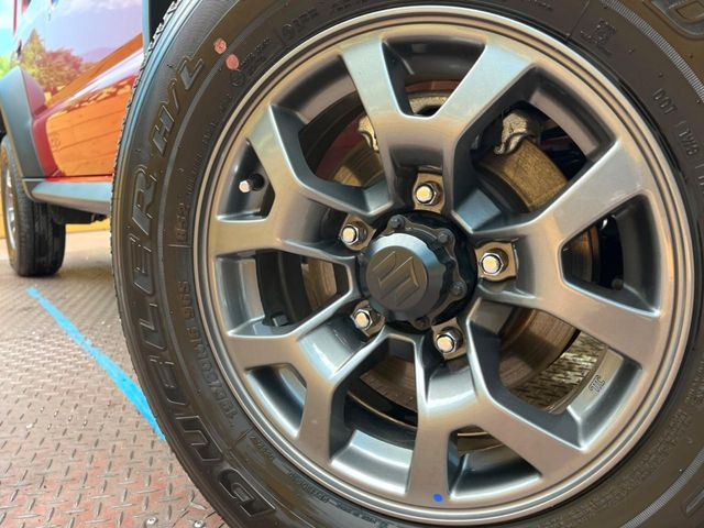 �y����15�C���`�A���~�z�C�[���z�O�ςɃ}�b�`���������A���~�z�C�[���𑕒����Ă���܂��B�e��ЊO�A���~�z�C�[����A�X�^�b�h���X�^�C�����戵�����Ă���܂��B���񂲑��k����������