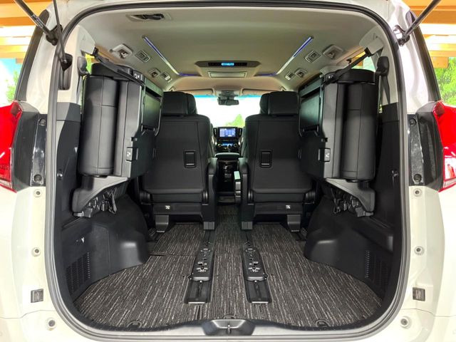 ���i�̂���������ʋ΁A���}���ɏ\���ȉ׎��X�y�[�X���m�ۂ��Ă���܂��B�Z�J���h�V�[�g��|���ƁA�傫�ȉו��̐ύڂ��\�ł���