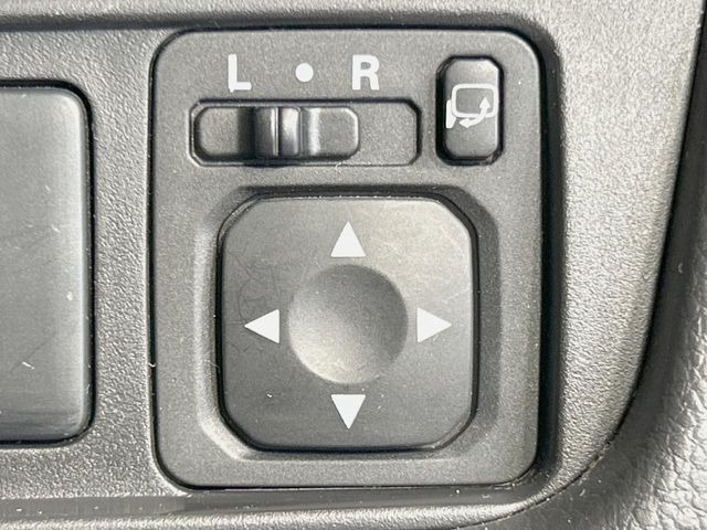 �y�d���i�[�~���[�z�T�C�h�~���[�͓d���i�[���ƂȂ��Ă���A�������ԏ�ł��L�Y�������X�N��}�����܂��B