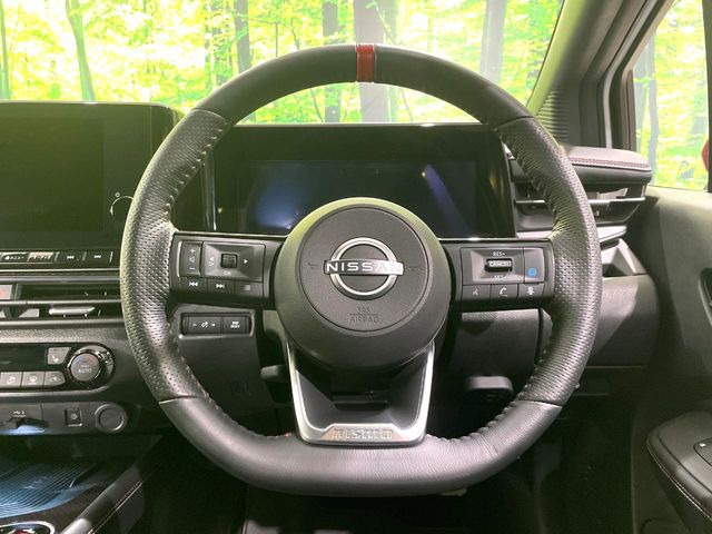 �C���e���A�ɍ��킹���f�U�C���̃X�e�A�����O�́A�^�]�������̂��Ƃ��l���A�^�]���₷���`��A�傫���ł��B�����x�A���ۂɐG���Ă��m���߂��������B