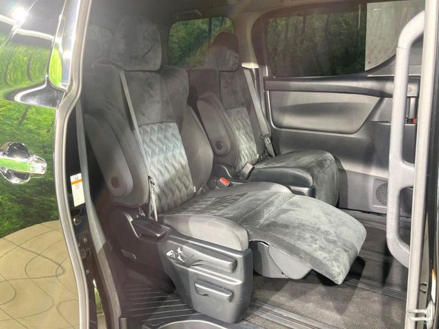 後部座席も気になるようなキズ・汚れやへたり等、大きなダメージはなく、良好な状態です。