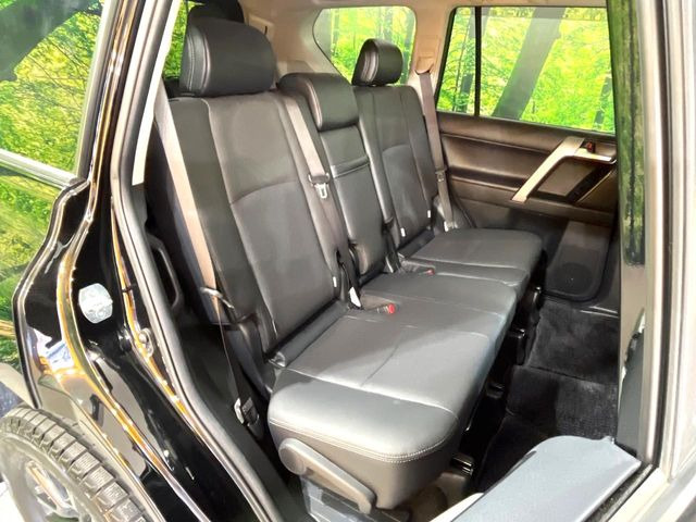 後部座席も気になるようなキズ・汚れやへたり等、大きなダメージはなく、良好な状態です。