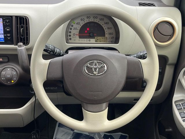 �C���e���A�ɍ��킹���f�U�C���̃X�e�A�����O�́A�^�]�������̂��Ƃ��l���A�^�]���₷���`��A�傫���ł��B�����x�A���ۂɐG���Ă��m���߂��������B