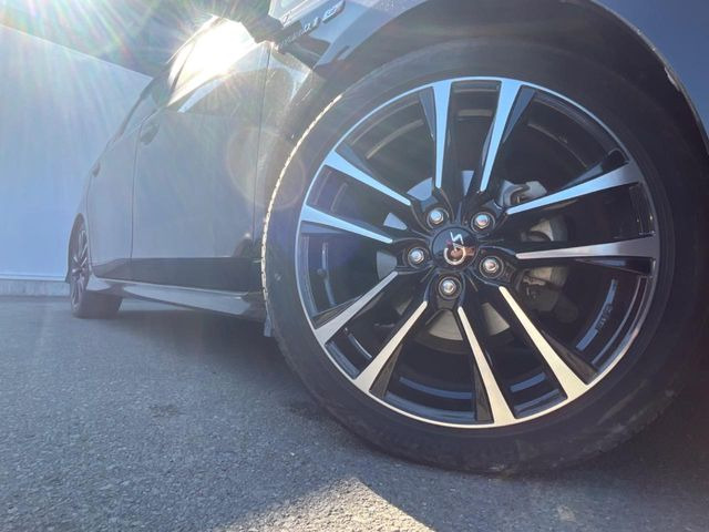 【純正18インチアルミホイール】外観にマッチした純正アルミホイールを装着しております。各種社外アルミホイールや、スタッドレスタイヤも取扱いしております。是非ご相談ください♪