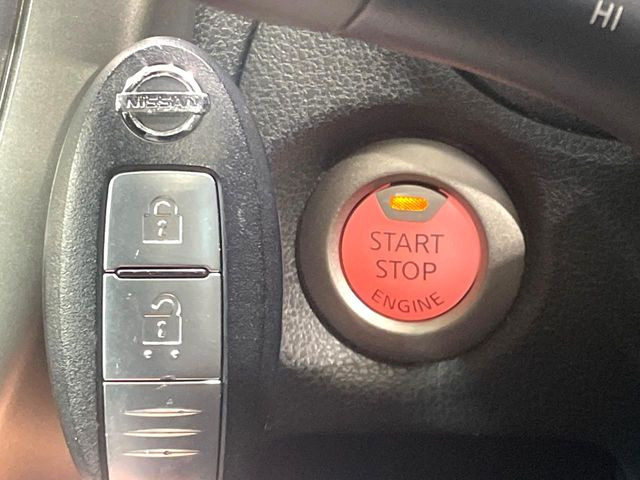 【インテリジェントキー】カバンやポケットに入れたままでもドアの施錠・解錠が可能なスマートキーを装備。エンジンのオン・オフ時もカギを取り出す必要が無いからとっても便利です♪