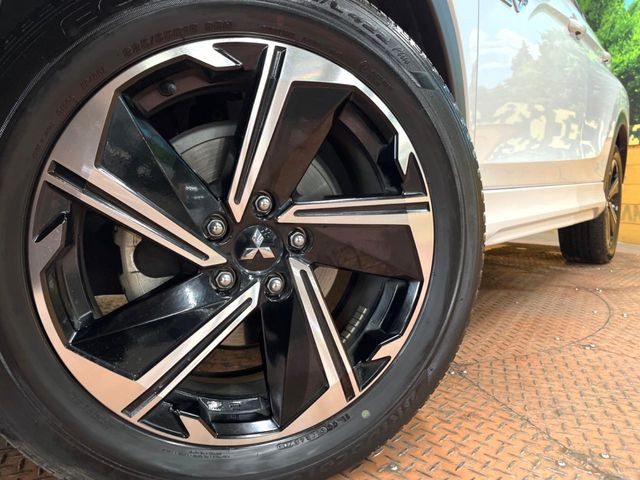 �y�����A���~�z�C�[���z�O�ςɃ}�b�`���������A���~�z�C�[���𑕒����Ă���܂��B�e��ЊO�A���~�z�C�[����A�X�^�b�h���X�^�C�����戵�����Ă���܂��B���񂲑��k����������