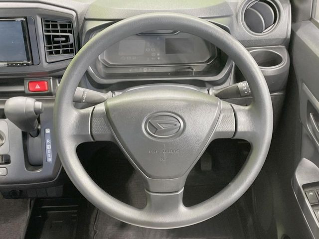 �C���e���A�ɍ��킹���f�U�C���̃X�e�A�����O�́A�^�]�������̂��Ƃ��l���A�^�]���₷���`��A�傫���ł��B�����x�A���ۂɐG���Ă��m���߂��������B