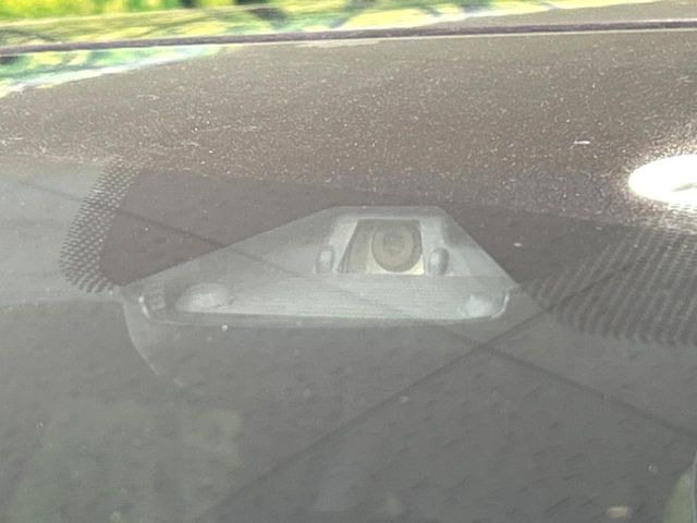 �y�z���_�Z���V���O�z���s���ɑO���̎ԗ�����F�����A�Փ˂������Ȏ��͌x��ƃu���[�L�ŏՓˉ���Ɣ�Q�y�����A�V�X�g�B�����S�Ƀh���C�u�����y���݂��������܂��B