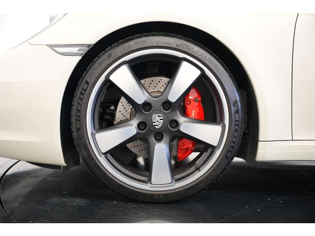 �N���V�b�N�z�C�[���A�e���N���[���d�グ�A�y�s�[�^�p�^�[���ƃu���E�����U�[�̃R���r�l�[�V�����V�[�g�ȂǁA���ʑ����������̗p���ꂽ�L�O���f���ł��B