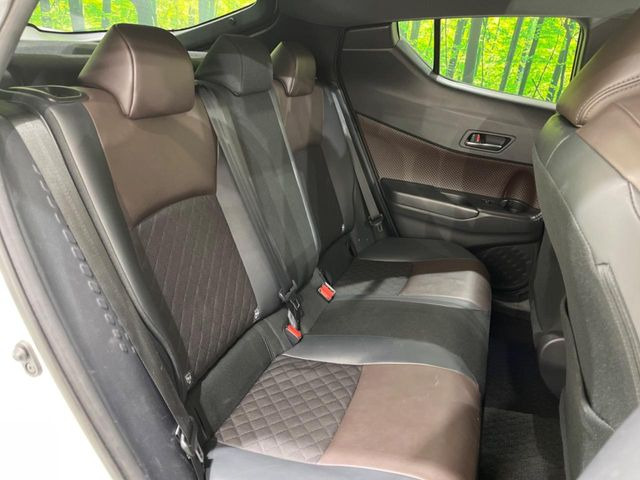 後部座席も気になるようなキズ・汚れやへたり等、大きなダメージはなく、良好な状態です。