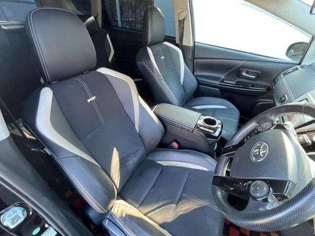 【ハーフレザーシート】高級感と座り心地を両立した人気のシート♪背面・座面のファブリック素材は、通気性の良さや滑りにくさに優れています。気温や服装に左右されず快適にお乗りいただけます。