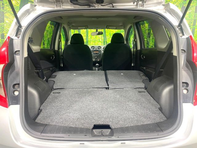 ラゲッジルームは、大容量のスペースを確保。普段のお買い物からレジャーまで、幅広く活躍してくれます!また、リアシートを倒すことでバリエーション豊かにお使いいただけます。