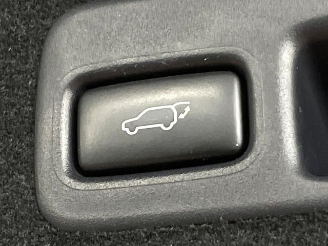 【パワーバックドア】スマートキーや運転席のボタンを押すだけでリアゲートが自動で開閉します!荷物を持っている時や、高い位置にあるバックドアを閉める際に便利な機能です♪