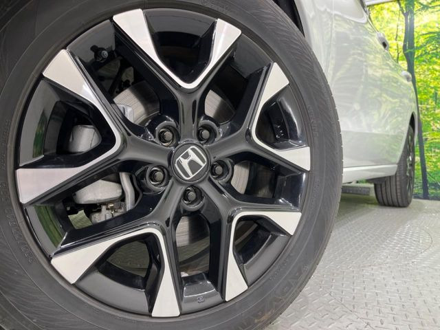 【純正18インチアルミホイール】外観にマッチした純正アルミホイールを装着しております。各種社外アルミホイールや、スタッドレスタイヤも取扱いしております。是非ご相談ください♪