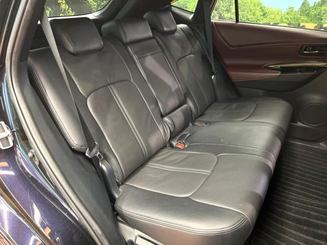 広々とした2列目シートは居住性が高く、居心地も快適!友達や家族とのお出かけにぴったりです。ベビーシートやチャイルドシート使用時も快適にお過ごしいただける十分な空間を確保しています。