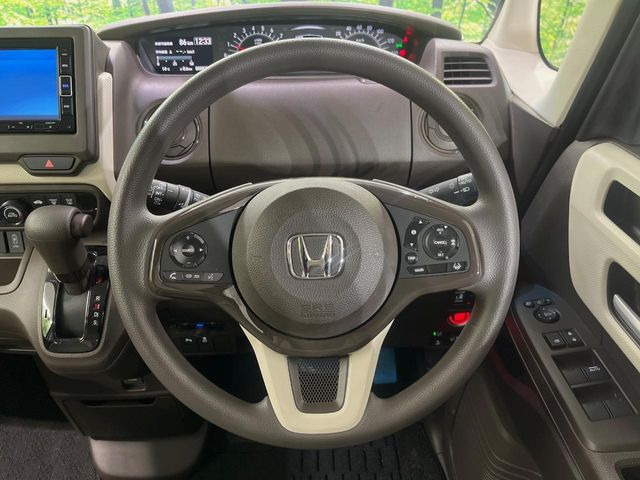 �C���e���A�ɍ��킹���f�U�C���̃X�e�A�����O�́A�^�]�������̂��Ƃ��l���A�^�]���₷���`��A�傫���ł��B�����x�A���ۂɐG���Ă��m���߂��������B