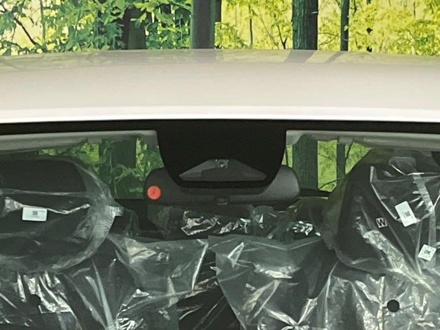 �y�z���_�Z���V���O�z���s���ɑO���̎ԗ�����F�����A�Փ˂������Ȏ��͌x��ƃu���[�L�ŏՓˉ���Ɣ�Q�y�����A�V�X�g�B�����S�Ƀh���C�u�����y���݂��������܂��B