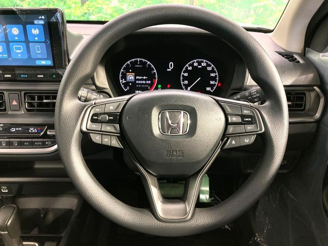 �C���e���A�ɍ��킹���f�U�C���̃X�e�A�����O�́A�^�]�������̂��Ƃ��l���A�^�]���₷���`��A�傫���ł��B�����x�A���ۂɐG���Ă��m���߂��������B