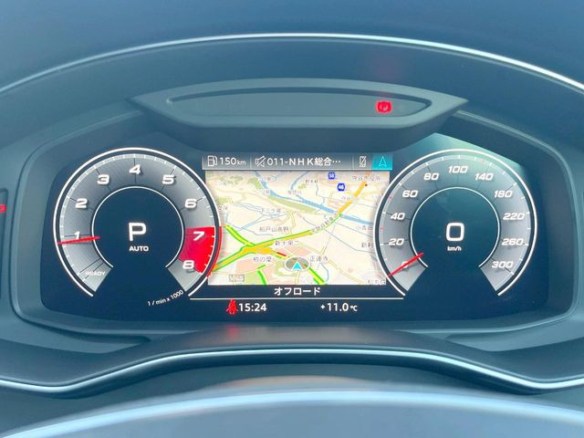 ���o�[�`�����R�b�N�s�b�g:�S�̂��t���p�l���ƂȂ��Ă����i�I�ȃ��[�^�[�p�l���B�ʏ�̃X�s�[�h���[�^�[�Ƃ��Ă̋@�\�͂������A�i�r�E�I�[�f�B�I�@�\�̊m�F�E������ł��A�^�]�ɏW�����₷���Ȃ��Ă���܂��B