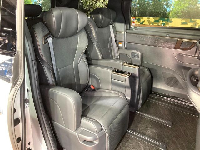 後部座席も気になるようなキズ・汚れやへたり等、大きなダメージはなく、良好な状態です。
