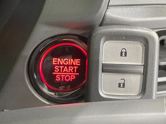 【Hondaスマートキー】カバンやポケットに入れたままでもドアの施錠・解錠が可能なスマートキーを装備。エンジンのオン・オフ時もカギを取り出す必要が無いからとっても便利です♪