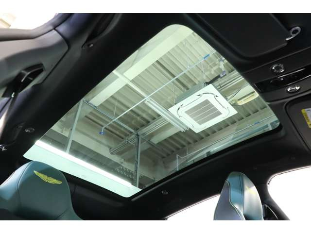 �J�������ӂ��T�����[�t�𑕔����A�ԓ��Ɏ��R������荞�݂܂��B���s�������邭���K�Ȏ�����Ԃ����o���A�h���C�u�̖����x�����߂܂��B