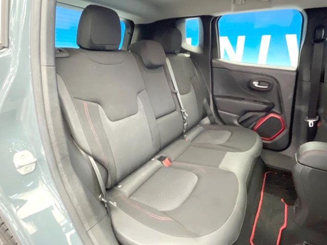 ●後部座席も気になるようなキズ・汚れやへたり等、大きなダメージはなく、良好な状態です。