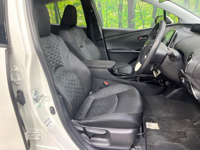 運転席まわりには十分なスペースがあり、大柄な方でもゆったり運転していただける環境です。