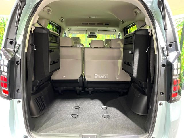 ���i�̂���������ʋ΁A���}���ɏ\���ȉ׎��X�y�[�X���m�ۂ��Ă���܂��B�Z�J���h�V�[�g��|���ƁA�傫�ȉו��̐ύڂ��\�ł���