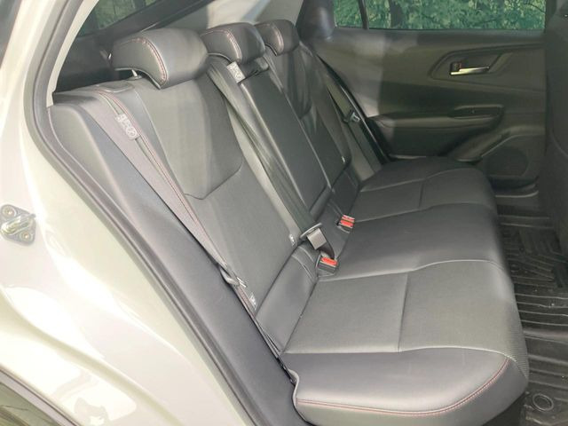 後部座席も気になるようなキズ・汚れやへたり等、大きなダメージはなく、良好な状態です。