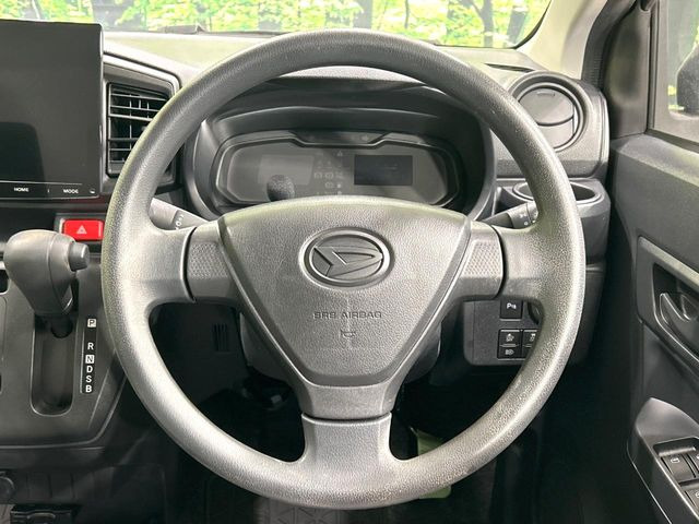 インテリアに合わせたデザインのステアリングは、運転される方のことも考え、運転しやすい形状、大きさです。是非一度、実際に触ってお確かめください。