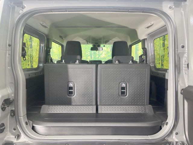 ���i�̂���������ʋ΁A���}���ɏ\���ȉ׎��X�y�[�X���m�ۂ��Ă���܂��B�Z�J���h�V�[�g��|���ƁA�傫�ȉו��̐ύڂ��\�ł���