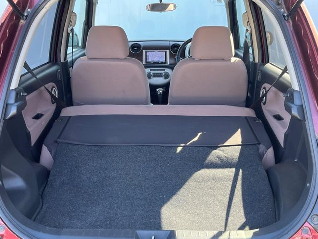 ���i�̂���������ʋ΁A���}���ɏ\���ȉ׎��X�y�[�X���m�ۂ��Ă���܂��B�Z�J���h�V�[�g��|���ƁA�傫�ȉו��̐ύڂ��\�ł���