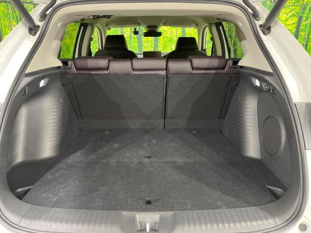 普段のお買い物や通勤、送迎等に十分な荷室スペースを確保しております。セカンドシートを倒すと、大きな荷物の積載も可能です♪