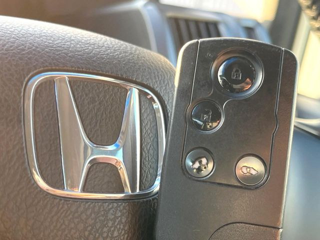 �yHonda�X�}�[�g�L�[�z�J�o����|�P�b�g�ɓ��ꂽ�܂܂ł��h�A�̎{���E�������\�ȃX�}�[�g�L�[�𑕔��B�G���W���̃I���E�I�t�����J�M�����o���K�v����������Ƃ��Ă��֗��ł���