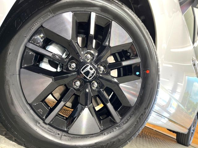 �y����16�C���`�A���~�z�C�[���z�O�ςɃ}�b�`���������A���~�z�C�[���𑕒����Ă���܂��B�e��ЊO�A���~�z�C�[����A�X�^�b�h���X�^�C�����戵�����Ă���܂��B���񂲑��k����������