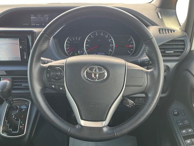 �C���e���A�ɍ��킹���f�U�C���̃X�e�A�����O�́A�^�]�������̂��Ƃ��l���A�^�]���₷���`��A�傫���ł��B�����x�A���ۂɐG���Ă��m���߂��������B