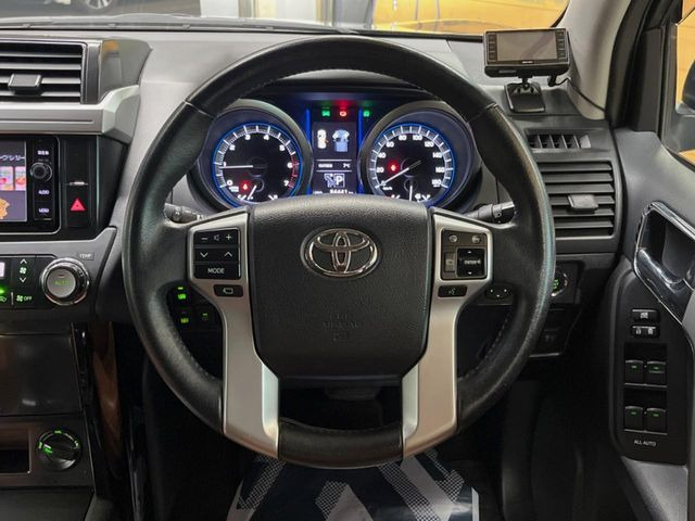 �y�����v�����X�e�A�����O�z�㎿�Ȋv���g�p���邱�ƂŁA��ɂ����������݂ƂĂ��^�]���₷���n���h���ł���