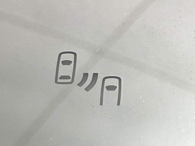 【ブラインドスポットモニター】走行中、ドアミラーの死角になりやすい箇所に後続車が接近するとサイドミラーのレンズに警告を表示!ドライバーに注意喚起をしてくれます。