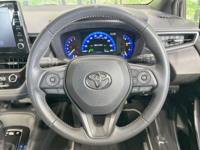 �C���e���A�ɍ��킹���f�U�C���̃X�e�A�����O�́A�^�]�������̂��Ƃ��l���A�^�]���₷���`��A�傫���ł��B�����x�A���ۂɐG���Ă��m���߂��������B