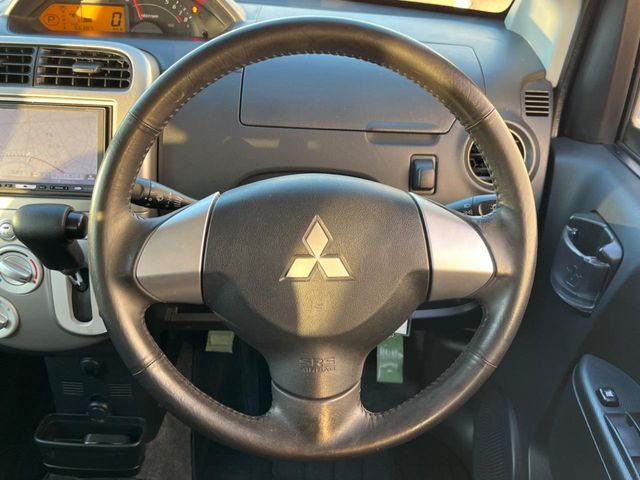 �C���e���A�ɍ��킹���f�U�C���̃X�e�A�����O�́A�^�]�������̂��Ƃ��l���A�^�]���₷���`��A�傫���ł��B�����x�A���ۂɐG���Ă��m���߂��������B