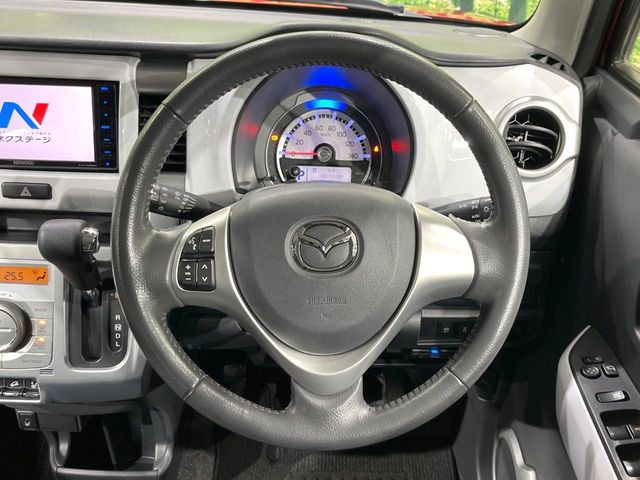 �C���e���A�ɍ��킹���f�U�C���̃X�e�A�����O�́A�^�]�������̂��Ƃ��l���A�^�]���₷���`��A�傫���ł��B�����x�A���ۂɐG���Ă��m���߂��������B