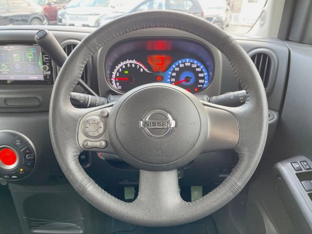 �C���e���A�ɍ��킹���f�U�C���̃X�e�A�����O�́A�^�]�������̂��Ƃ��l���A�^�]���₷���`��A�傫���ł��B�����x�A���ۂɐG���Ă��m���߂��������B