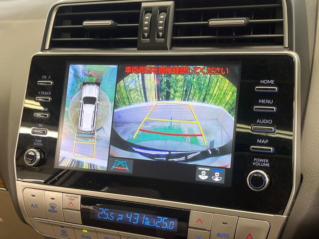 【マルチテレインモニター】車のフロントやサイドのカメラ画像を同時にモニター表示することで、悪路や狭い道を走行時でも周囲の状況確認ができ安心!本格SUVにうれしい装備です♪