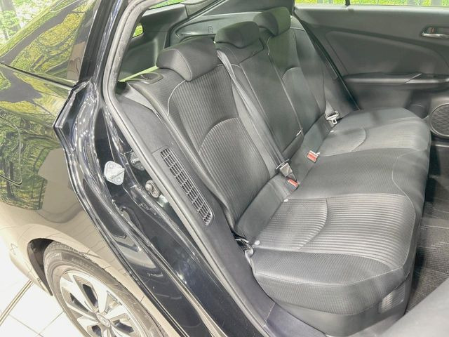 後部座席も気になるようなキズ・汚れやへたり等、大きなダメージはなく、良好な状態です。