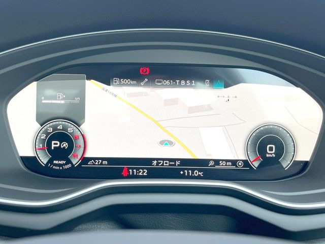 ���o�[�`�����R�b�N�s�b�g:�S�̂��t���p�l���ƂȂ��Ă����i�I�ȃ��[�^�[�p�l���B�ʏ�̃X�s�[�h���[�^�[�Ƃ��Ă̋@�\�͂������A�i�r�E�I�[�f�B�I�@�\�̊m�F�E������ł��A�^�]�ɏW�����₷���Ȃ��Ă���܂��B